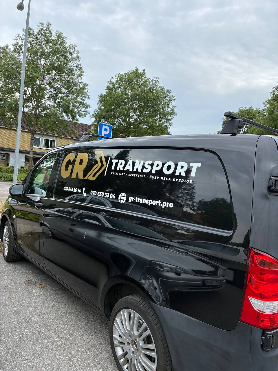 Mercedes Vito — svart med GR Transport profilklädsel